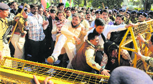 Youth Congress activists clash with policemen during a protest outside the Madhya Pradesh CMs residence in Bhopal on Wednesday. 