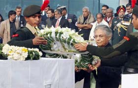 Chief Minister Sheila Dikshit lays a wreath on the body of an NCC cadet at Palam Air Force Station in New Delhi on Thursday