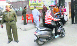 Police personnel keep a vigil outside the main gate of GVM Girls College at Sonepat. Photo by writer 