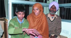 Mohna Khan and his wife point at the injury marks on their 13-year-old sons body. The parents alleged that their son was tortured by the family for whom he was working as a domestic help.