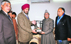 KU Vice Chancellor Lt Gen Dr DDS Sandhu presents a memento to Speaker of Pakistans Punjab Assembly Rana Mohammad Iqbal Rana in Kurukshetra on Friday. 