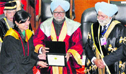 Prime Minister Dr Manmohan Singh gives PN Thapar Gold Medal to a student during the convocation of Punjab Agricultural University in Ludhiana. Tribune photo: Himanshu Mahajan