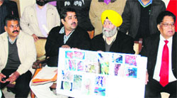 Exporters of perishable goods to Pakistan at a press conference in Amritsar on Friday. Photo: Sameer Sehgal