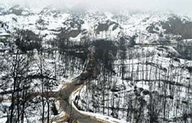 A queue of stranded vehicles at Qazigund, 69 km from Srinagar, on the Srinagar-Jammu National Highway, which was closed on Saturday due to fresh snowfall