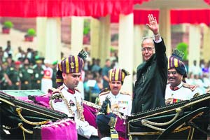 Popular President: It was not only the Congress that banked on Pranab Mukherjees sagacious advice. Pranab Da is popular across the political spectrum due to his rapport with leaders from all parties