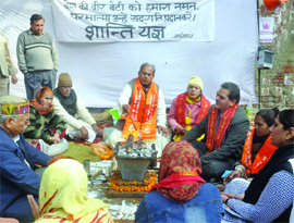 People perform a yajna in memory of the gangrape victim in New Delhi on Monday.