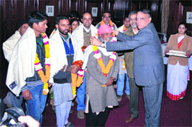 Dr VK Bahuguna, DG, ICFRE honours Dr Anil Joshi in Dehradun on Tuesday.