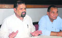Trivender Singh Panwar (Left), president of the UKD (P), at a press conference in Dehradun on Wednesday. A Tribune photograph