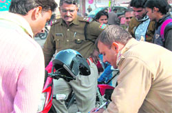 Traffic police officials challan a driver for not wearing a helmet during a campaign in Haridwar on Wednesday. Tribune Photo: Rameshwar Gaur