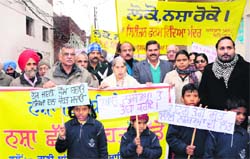 Former cabinet minister Laxmi Kanta Chawla along with children of the Maqboolpura locality holds a rally against drugs and liquor distribution in Amritsar on Thursday. 