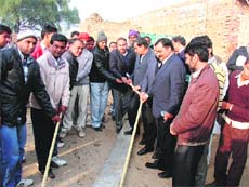 Senior officials of the DHBVN launch the maintenance drive at Sirsa. 