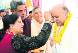 Praveen Togadia, general secretary of the VHP, being welcomed on his arrival in Dehradun on Friday. Tribune photo: Vinod Pundir