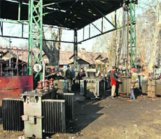 The summer capital has also witnessed severe power outages in the recent past as well. Workers repair transformers in Srinagar. 
