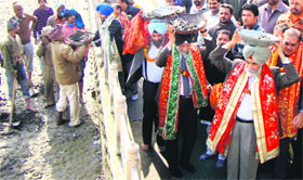 Punjab Rural Development and Panchayats Minister Surjit Singh Rakhra doing kar sewa at the Mata Kali temple in Patiala on Sunday. 