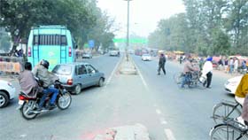 Turn for thermal colony near canal: Frequent traffic bottlenecks are witnessed here as vehicles get stuck in a jam.