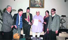 Governor Aziz Qureshi meets a delegation of social workers at Raj Bhawan in Dehradun on Monday.