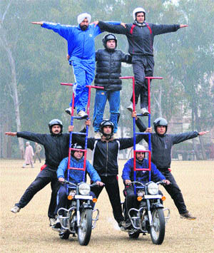 Police personnel rehearse for the upcoming Rebublic Day at Police Lines, Channi Himmat in Jammu. 