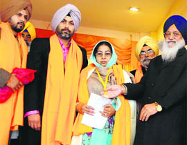 SGPC president Avtar Singh Makkar felicitates family members of Satwant Singh Kaleka in Amritsar on Tuesday. 