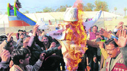 Striking ministerial employees burn an effigy of the state government in support of their demands at Parade Ground in Dehradun on Wednesday. Tribune photo: Vinod Pundir