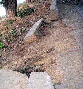 The missing barriers alongside the Doraha-Neelon stretch