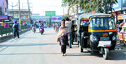 Auto-rickshaws create obstruction in the flow of traffic