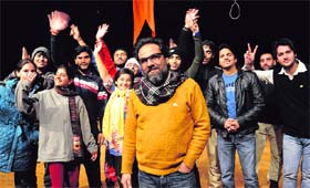 Famous actor-director Mushtaq Kak (in yellow) with the cast and crew of the play Do Kauri Ka Khel