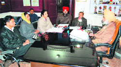 DEO (R) Rasal Singh Malhi listens to teachers in Amritsar on Saturday. photo: sameer sehgal