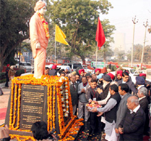 Chief Minister Parkash Singh Badal paying floral tributes to Swami Vivekananda on his 150th birth anniversary, in Bathinda on Saturday. 