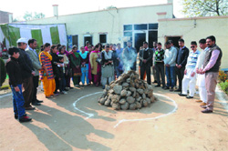 Members of the SSD Sabha light the holy fire at the SSD Girls College