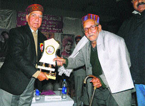 Shanta Kumar presents a memento to Rattan Singh during Swami Vivekanandas 150 birth anniversary function at the auditorium of the polytechnic in Kangra on Saturday.