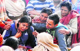 The slain ASIs wife, daughter and son break down during his cremation