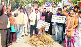 Activists and workers of CPI(ML) raise slogans and burn the Lohri of Imperialism in front of the MC office, Jalandhar, on Sunday
