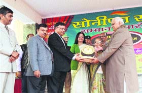 Haryana DGP SN Vashisht receives the "Sonepat Ratna" award from the chief patron of the Sai Jan Seva Samiti Ashok Sharma (right) during a programme at Sonepat