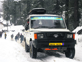 A vehicle stranded in Taratpora village after heavy snowfall in the upper riches of north Kashmir on Monday. 