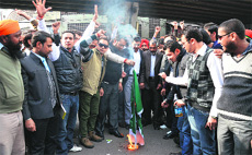 Members of the Bharatiya Janata Yuva Morcha burn the Pakistani flag at Ghantaghar Chowk.  