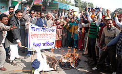 The unemployed linemen burnt an effigy of the state government in Bathinda on Tuesday