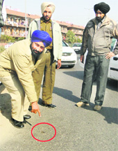 Police team feted <p>Keeping in view the bravery and presence of mind shown by the police team, head constables Tehal Singh and Kuldip Singh and constables Satpal and Sandeep have been awarded commendation certificates (Class-I) and a cash reward. PCR vehicle in charge constable Rajbir Singh, constable Varinder Singh and policewoman Poonam have also been awarded.