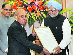 PM Manmohan Singh honours K Balaramamoorthy with Department of Atomic Energy's Lifetime Achievement Award in New Delhi on Tuesday