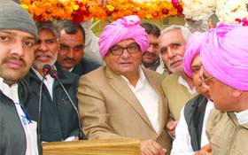 Thousands of farmers gathered at Haryana Bhawan in New Delhi on Wednesday to express their gratitude to Haryana Chief Minister Bhupinder Singh Hooda for increasing the rates of sugarcane