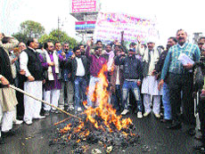 Workers of the Khet Kisan Mazdoor Congress burn an effigy of the Pakistan army chief in protest against the killing of two Indian soldiers in Dehradun on Thursday