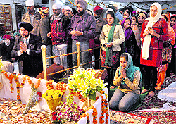 Devotees pay obeisance on the birth anniversary of Guru Gobind Singh at the Sector 34 gurdwara in Chandigarh on Friday