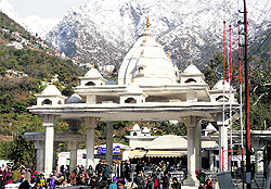 Devotees on way to Vaishno Devi Cave Shrine in spite of snow and extreme cold conditions at Katra on Friday