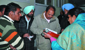 SP (City) Dharampal recording the statements at the Civil Hospital, Bathinda, on Sunday evening.