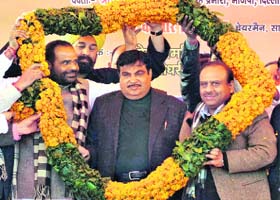 BJP president Nitin Gadkari being garlanding by his supporters at a Jan Aakrosh Rally against price rise in New Delhi on Sunday