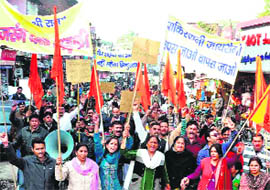 Activists of the Vishwa Hindu Parishad and the Bajrang Dal hold a protest in Haridwar on Monday against the forthcoming visit of Pakistan pilgrims to Piran Kaliyar in Roorkee.