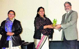 Dr Pankaj Mittal, Vice-Chancellor of Khanpur Kalan university, presents a memento to the Director of the Indian Institute of Technology, New Delhi, Prof Shevgaonkar, in a programme on the universiy premises.