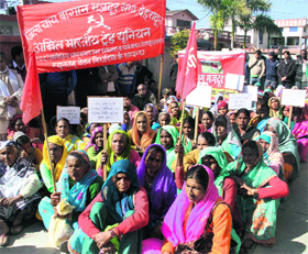 Tea estate workers stage a protest in front of the office of the Labour Commissioner in Dehradun on Tuesday against the non-implementation of the Minimum Wages Act. 