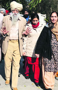 Marathon runner Fauja Singh during a visit to Nankana Sahib Public School in Ludhiana on Tuesday. 
