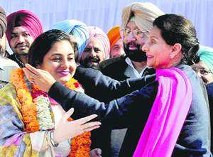 Manpreet Kaur Dolly being welcomed by Union Minister Preneet Kaur and Punjab Congress chief Capt Amarinder Singh