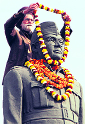Santokh Singh, a member of the All-India Azad Hind Fauj Freedom Fighters Successors Association, pays floral tributes to Netaji Subhas Chandra Bose on his 116th birth anniversary in Amritsar on Wednesday